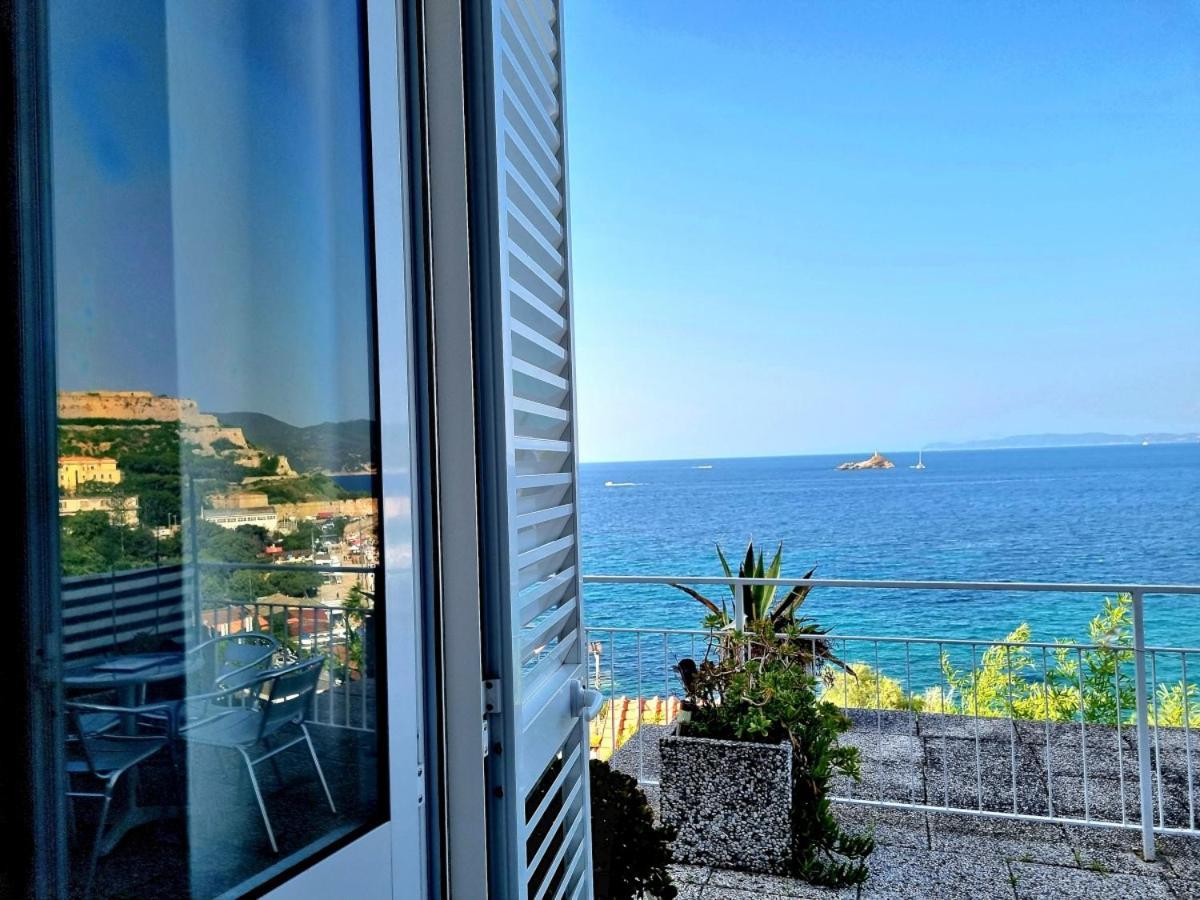 Appartamenti La Terrazza Sulle Ghiaie - Goelba Portoferraio Kültér fotó